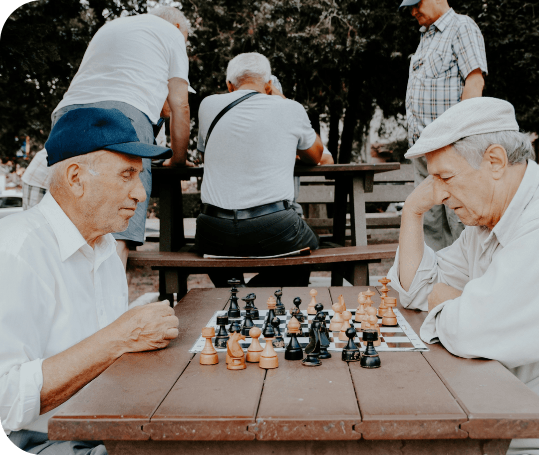 Jugadores de ajedrez en una residencia